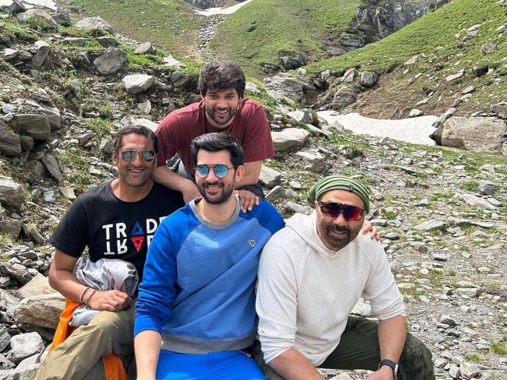 Karan Deol dan keluarga