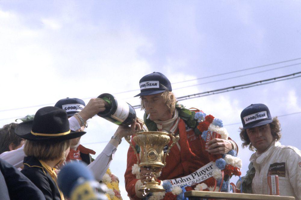 James Hunt merayakan kemenangan GP Inggris 1977. (twitter.com/McLaren)