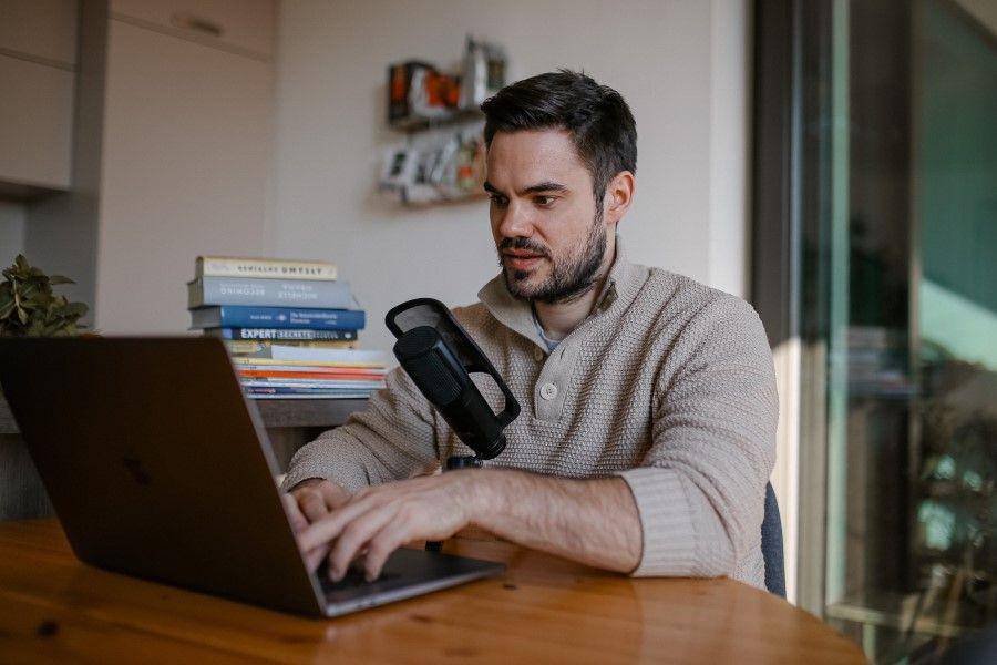 ilustrasi rekam suara di laptop (unsplash.com/Malte Helmhold)