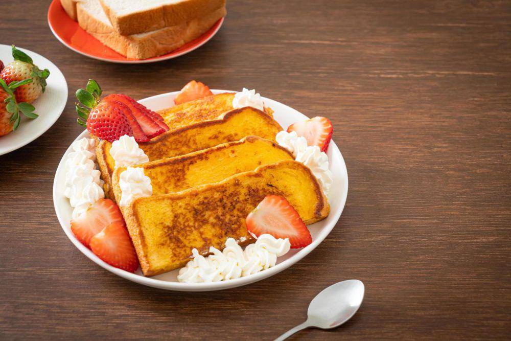 ilustrasi strawberry and cream toast (vecteezy.com/Natthapon Ngamnithiporn)