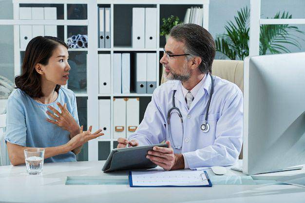 ilustrasi konsultasi dengan dokter (freepik.com/pressfoto)