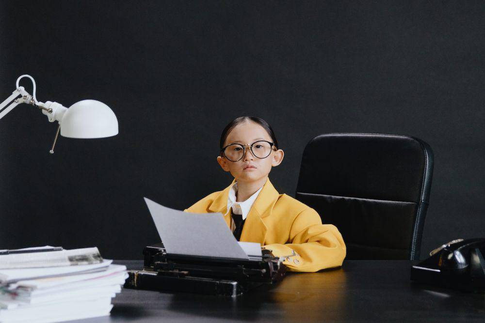 ilustrasi anak menggunakan setelan kerja (pexels.com/cottonbro studio)