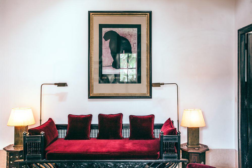ilustrasi sofa beludru (pexels.com/Maria Orlova)