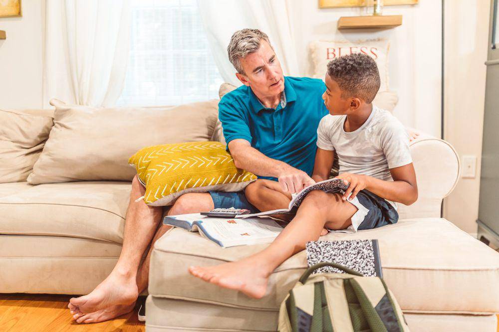 ilustrasi ayah mengobrol dengan anak (pexels.com/RDNE Stock project)