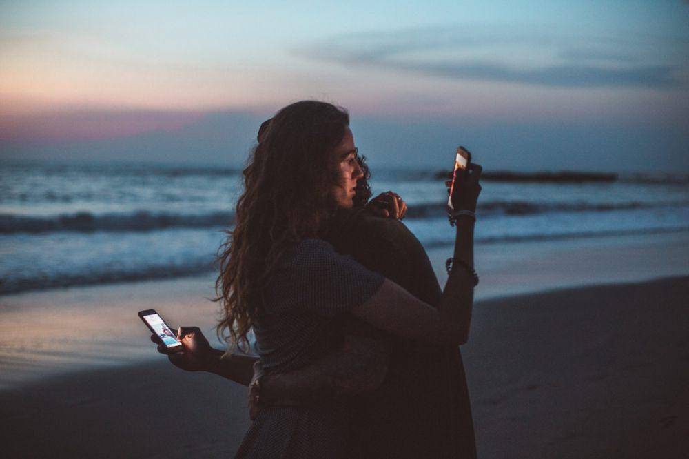 Terus membuka media sosial (pexels.com/Roman Odintsov)