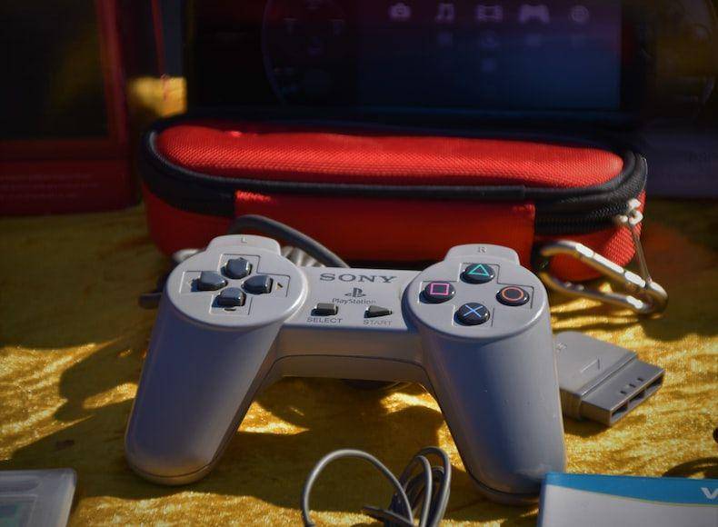 controller PS1 generasi pertama (unsplash.com/waldermarbrwndt67w)