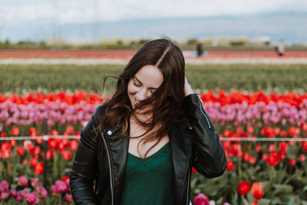 Jaket kulit yang bisa juga untuk santai dan pesta (Unsplash.com/Priscilla Du Preez)