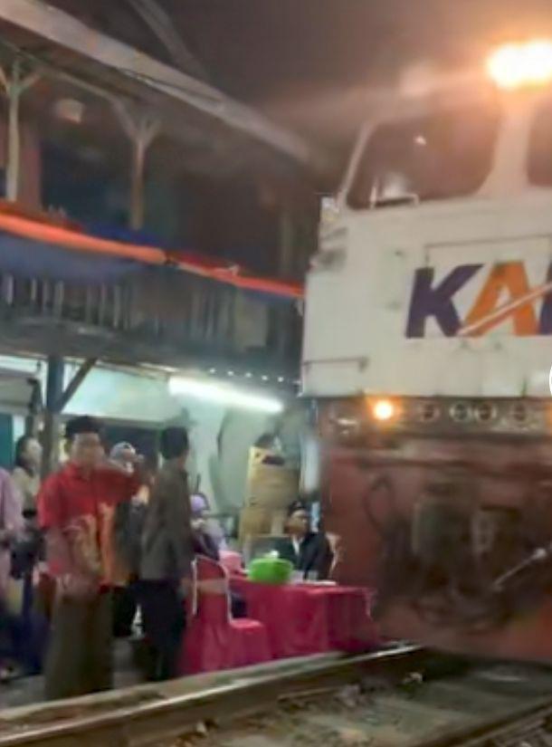 Viral Warga Surabaya Nikahan di Rel Kereta, Si Perekam Video Syok