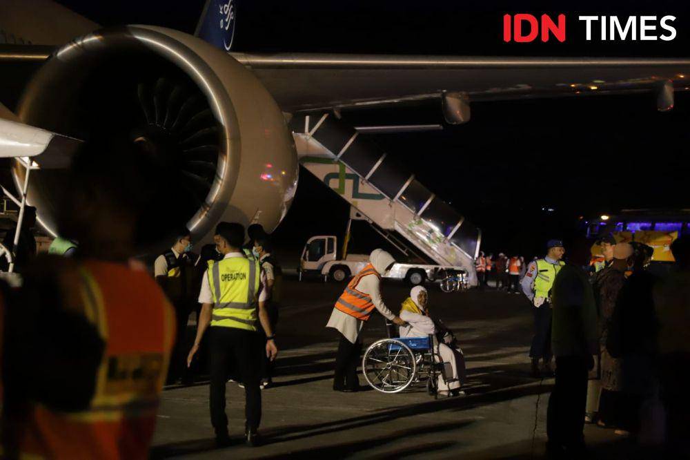 Jemaah haji Kloter 1 Embarkasi Aceh saat tiba di Bandara Internasional SIM Blang Bintang, Aceh Besar. (Dokumentasi Kanwil Kemenag Aceh untuk IDN Times)