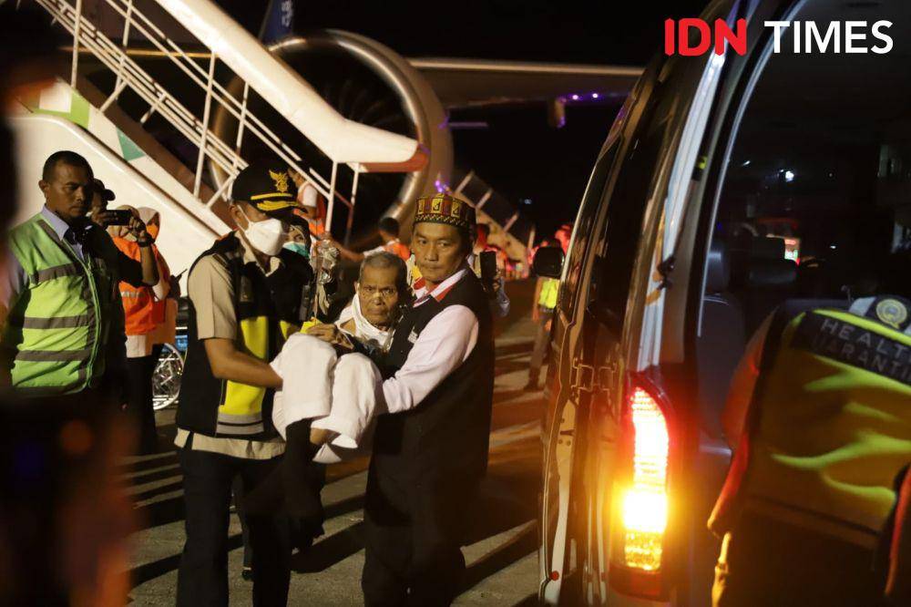 Jemaah haji Kloter 1 Embarkasi Aceh saat tiba di Bandara Internasional SIM Blang Bintang, Aceh Besar. (Dokumentasi Kanwil Kemenag Aceh untuk IDN Times)
