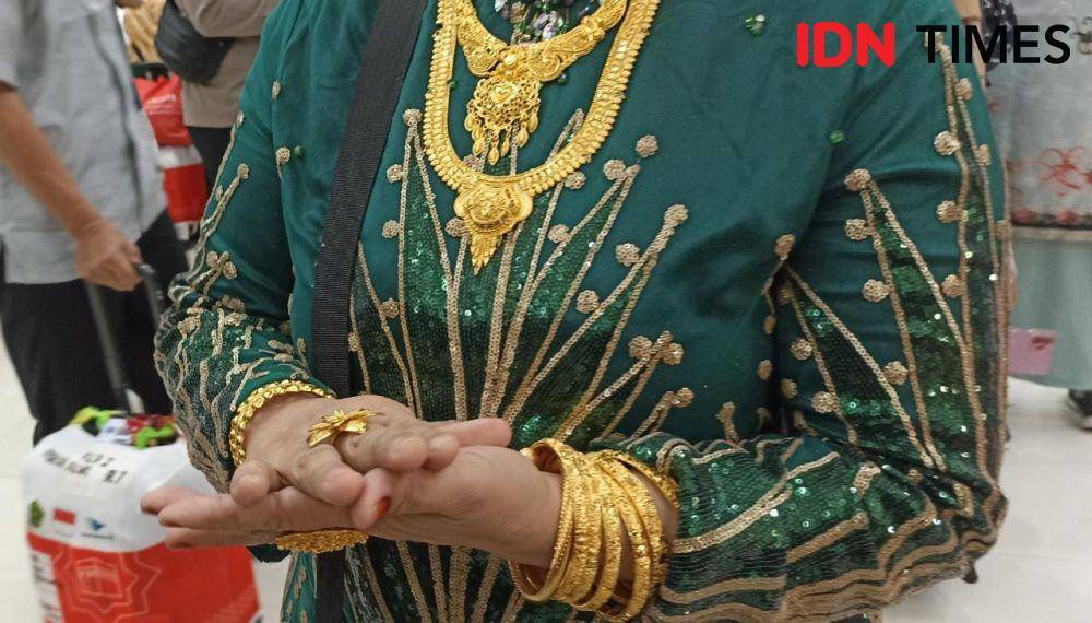 Salah satu jemaah haji asal Makassar, Suarnatti Daeng Kanang (46) yang mengenakan emas jadi perhatian di asrama haji Makassar. (Dahrul Amri/IDN Times Sulsel)