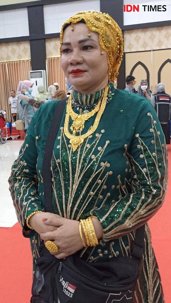 Salah satu jemaah haji asal Makassar, Suarnati Daeng Kanang (46) mengenakan emas 180 gram. (Dahrul Amri/IDN Times Sulsel)