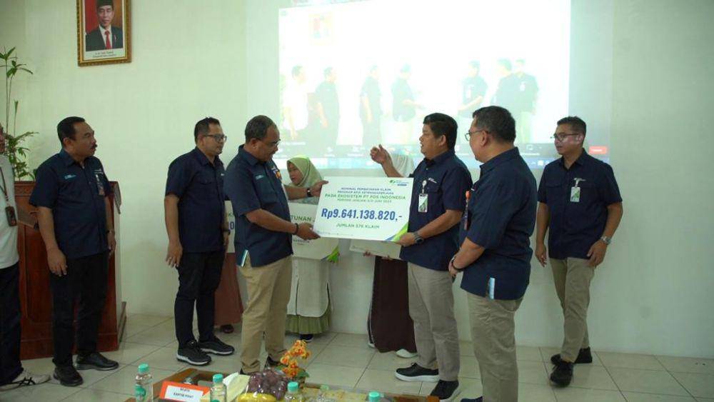 Pemberian santunan dalam Kegiatan Monitoring dan Evaluasi Program Racing Joint Marketing di Bandung, Jawa Barat, pada Rabu, 5 Juli 2023. (Dok. PT Pos Indonesia)