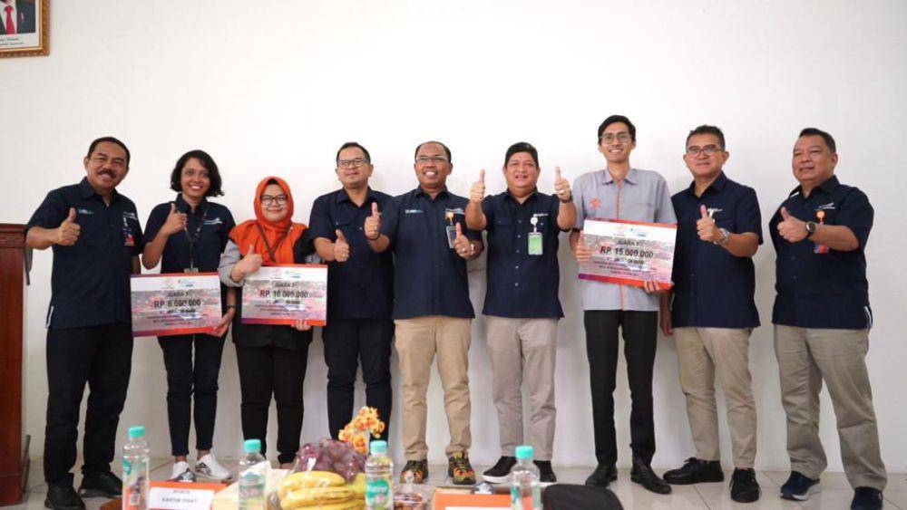 Foto bersama dengan pemenang Racing contest Joint Marketing periode I (Dok. PT Pos Indonesia)