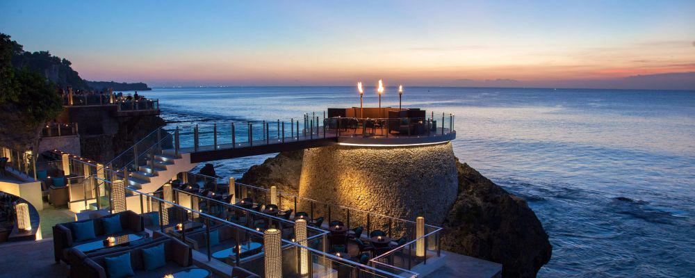 5 Sunset Bar Paling Hits di Bali, Asyik buat Chill dan Hangout!