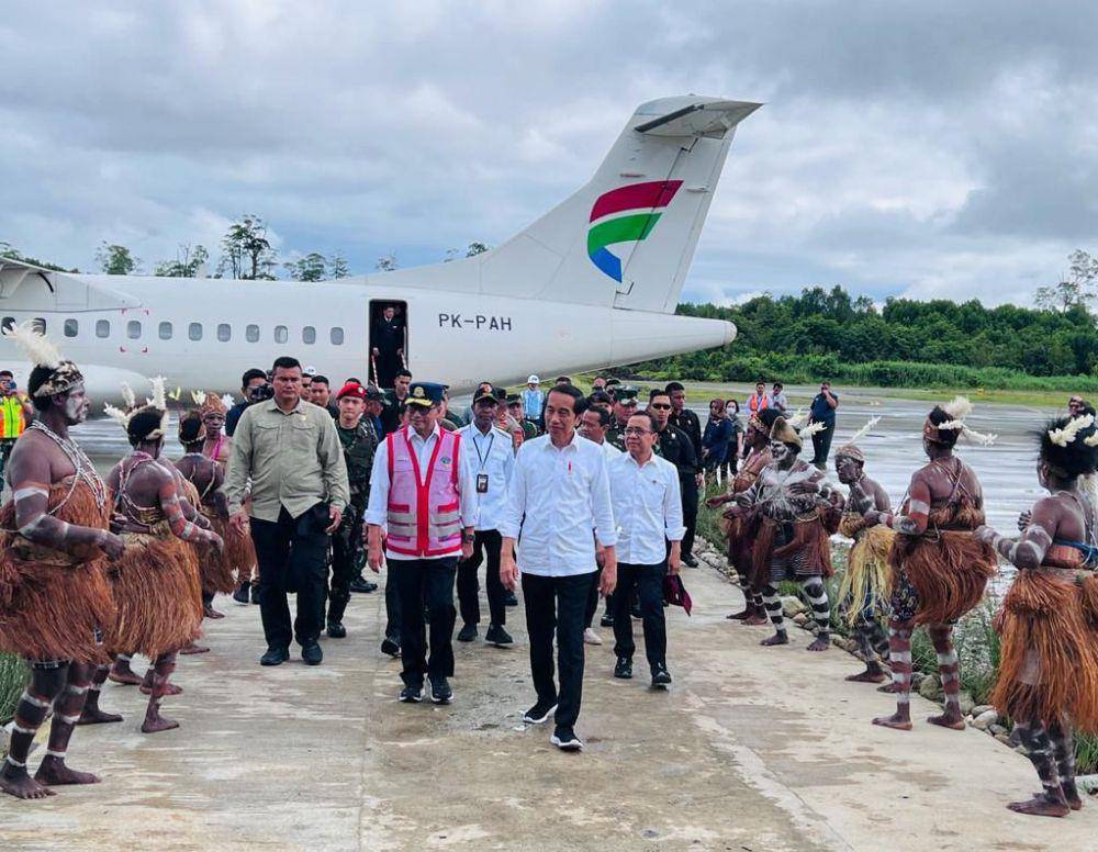 Presiden Joko Widodo tiba di Bandar Udara Ewer, Kabupaten Asmat, Papua Selatan, Kamis (6/7/2023). (IDN Times/Istimewa)