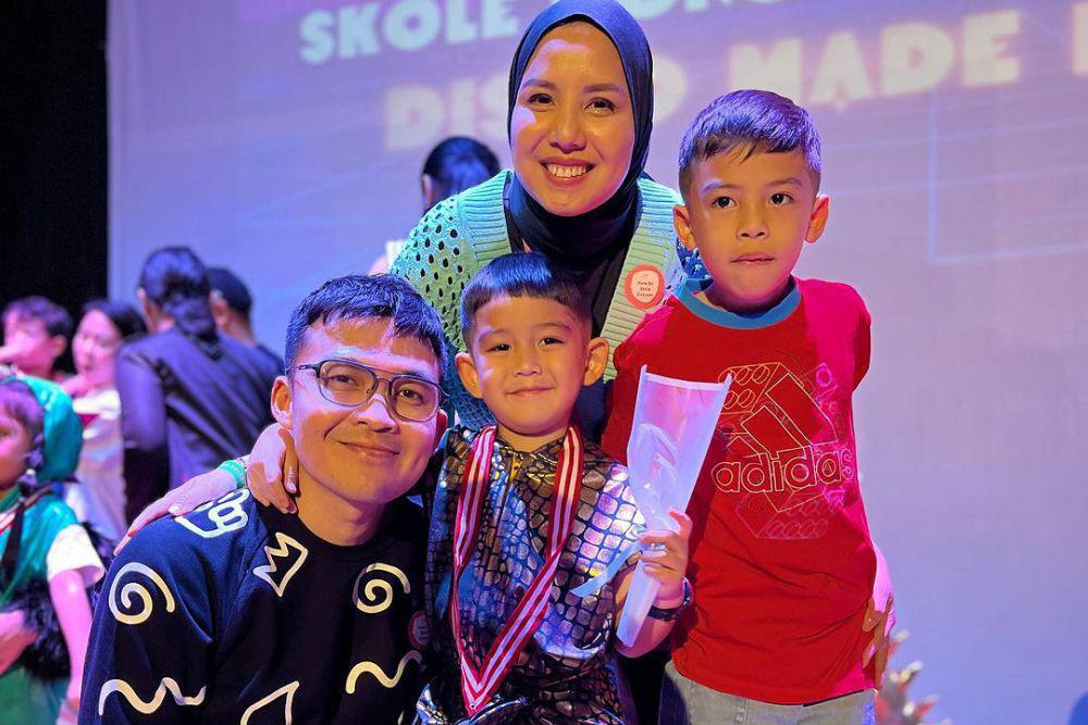 8 Potret Tya Ariestya Nonton Pentas Seni Anak, Bareng Artis Lain!