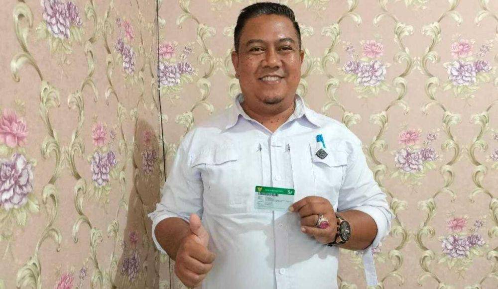 Aidi Kurniawan (41), seorang PNS yang bekerja di Dinas Sosial membagikan pengalamannya yang menyenangkan dengan tim Jamkesnews pada Rabu (21/6). (Dok. BPJS Kesehatan)