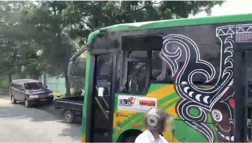 Bus Trans Metro Deli terbalik (Dok. Istimewa)