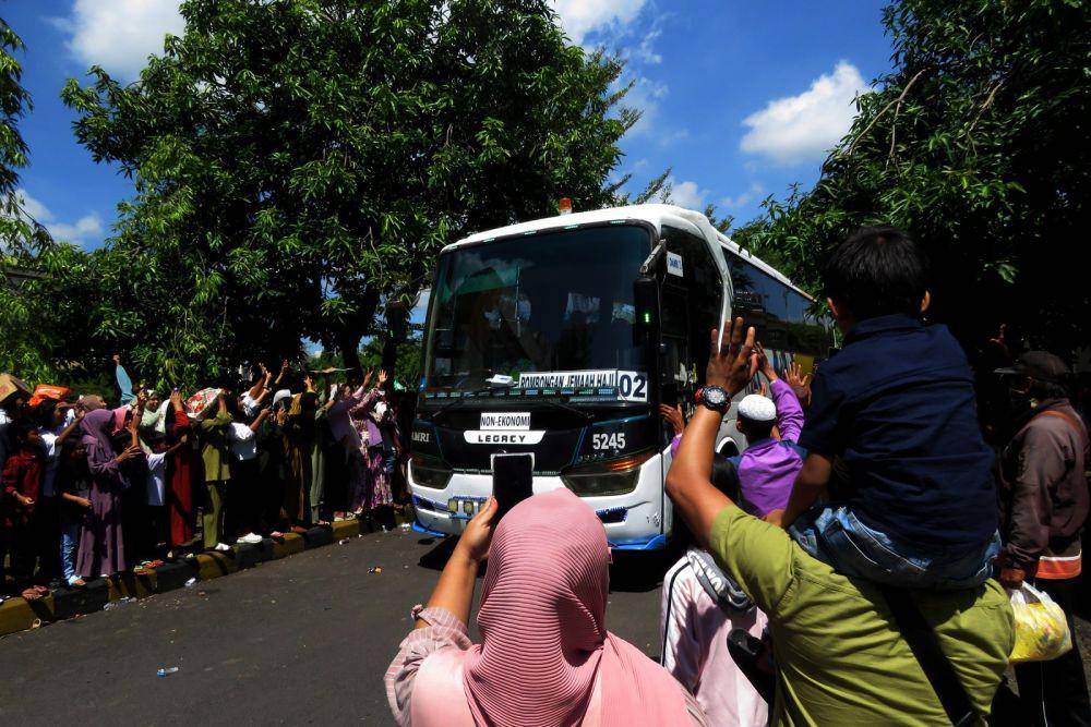 Sebanyak 392 jamaah haji kloter pertama Debarkasi Makassar tiba kembali di tanah air, Rabu (5/7/2023) seusai menunaikan ibadah haji. (ANTARA FOTO/Abriawan Abhe)