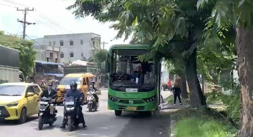 Bus Trans Metro Deli terbalik (Dok. Istimewa)