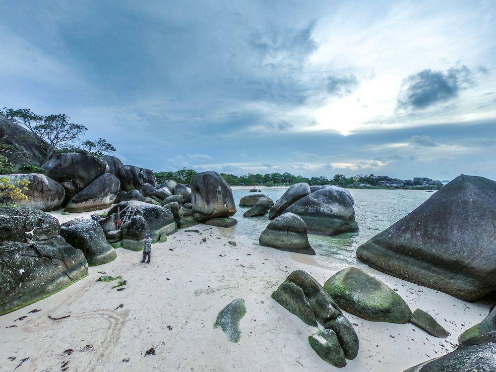 Potret Pantai Tanjung Tinggi di Belitung (unsplash.com/damarpilau)
