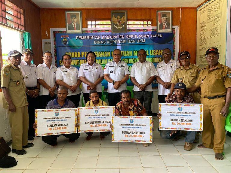 Pemkab Kepulauan Yapen Beri Rp150 juta ke 4 Badan Usaha Milik Kampung