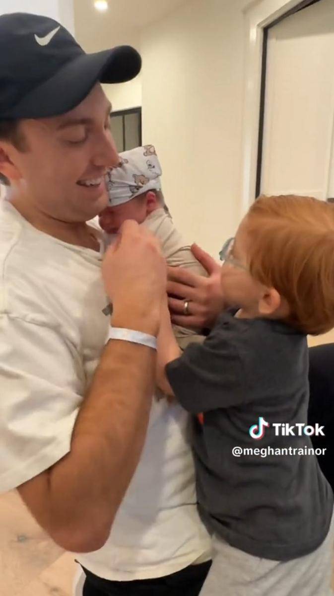 momen anak pertama Meghan Trainor bertemu dengan adik bayinya (tiktok.com/@meghantrainor)