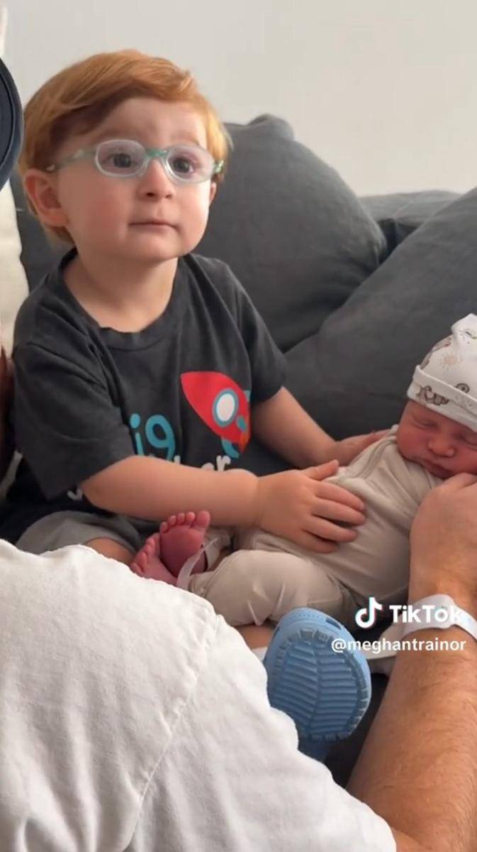 momen anak pertama Meghan Trainor bertemu dengan adik bayinya (tiktok.com/@meghantrainor)