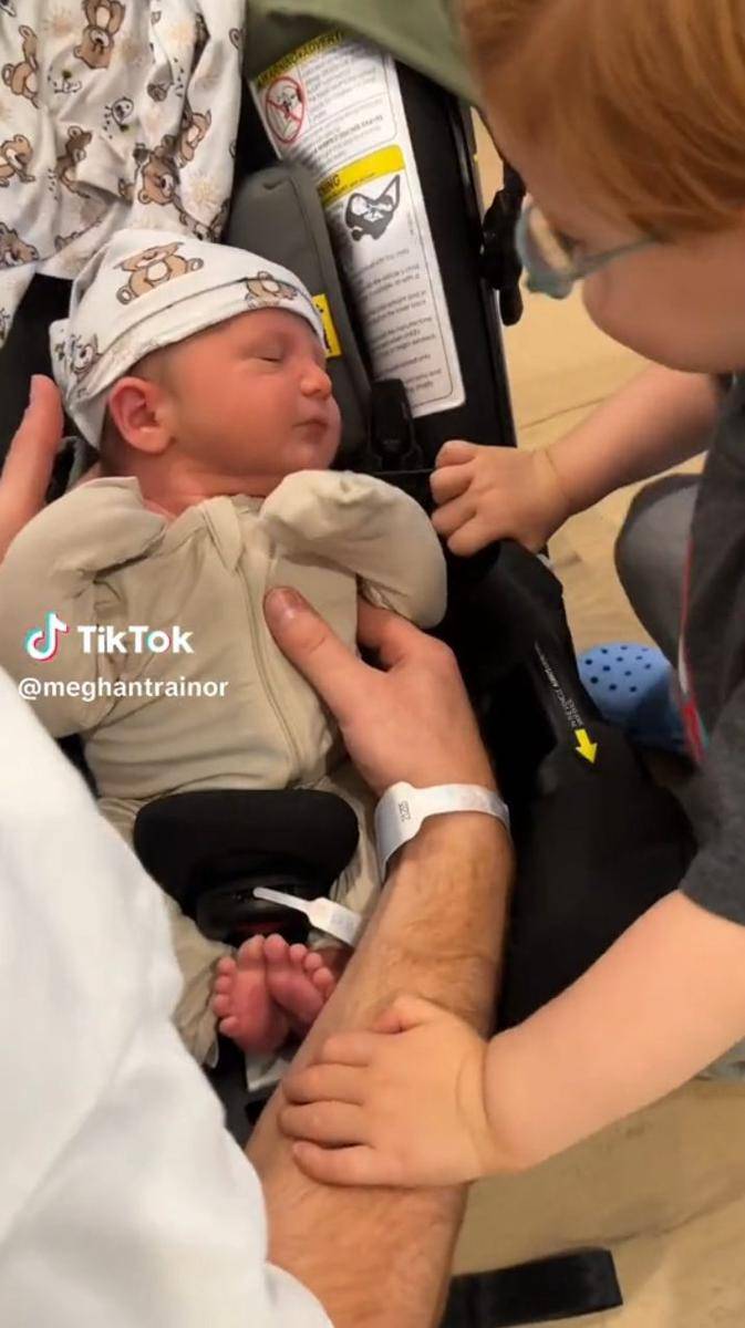 momen anak pertama Meghan Trainor bertemu dengan adik bayinya (tiktok.com/@meghantrainor)