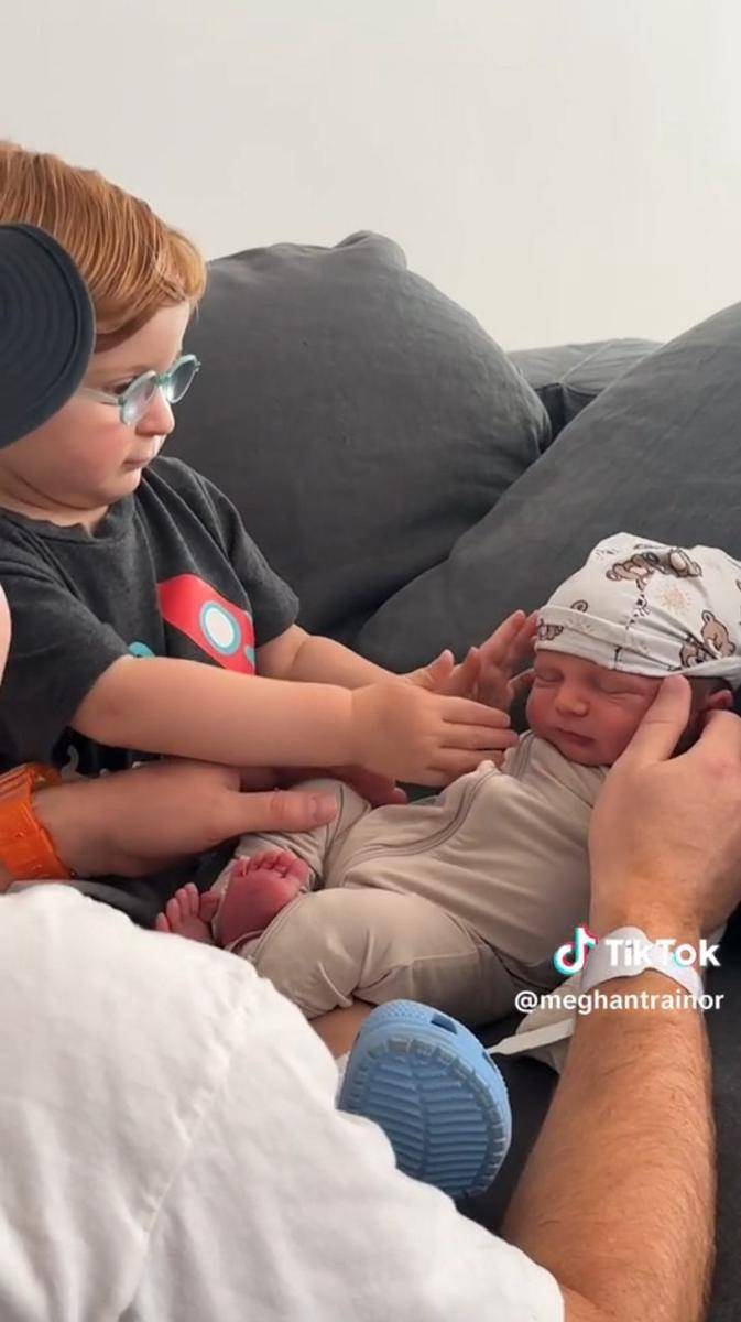 momen anak pertama Meghan Trainor bertemu dengan adik bayinya (tiktok.com/@meghantrainor)