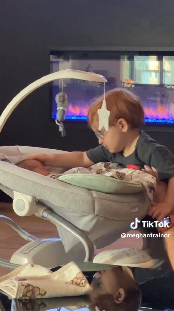 momen anak pertama Meghan Trainor bertemu dengan adik bayinya (tiktok.com/@meghantrainor)