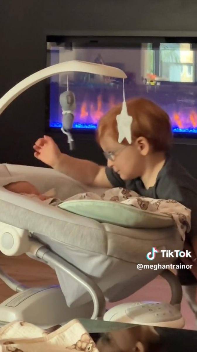 momen anak pertama Meghan Trainor bertemu dengan adik bayinya (tiktok.com/@meghantrainor)