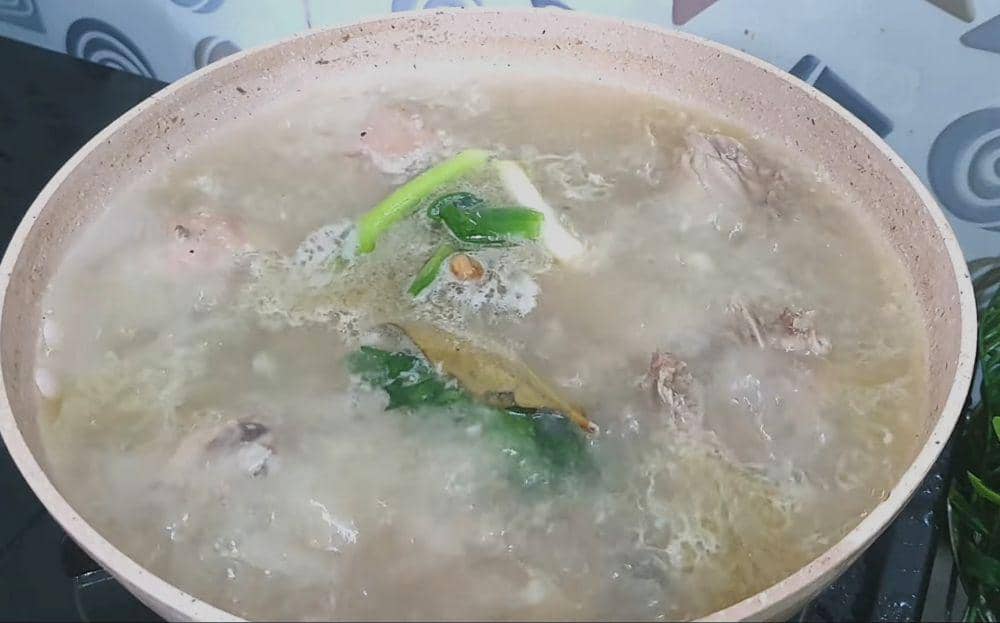 ilustrasi memasak sup ayam kampung asam pedas (youtube.com/Dunia Masak)