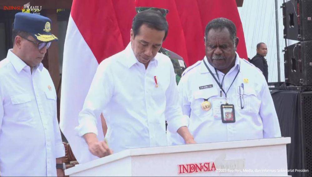 Presiden Jokowi resmikan Bandara Ewer di Kabupaten Asmat, Kamis (6/7/2023) (Youtube.com/Sekretariat Presiden)
