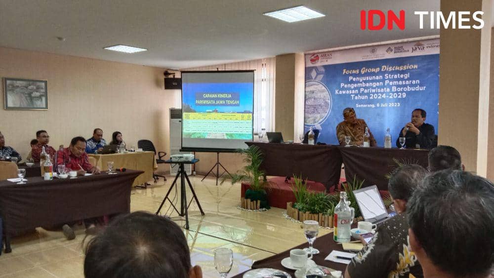 Kepala Bidang Pemasaran Pariwisata Disporapar Jateng , Setyo Irawan dan Isma Jatmika selalu Direktur Industri Pariwisata dan Kelembagaan Kepariwisataan BOB saat menggelar FGD di Hotel Metro View Jalan Agus Salim, Semarang Tengah. (IDN Times/Fariz Fardianto)