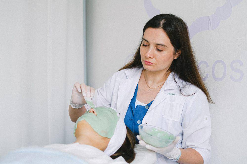 ilustrasi perawatan dokter kulit (pexels.com/Anna Shvets)