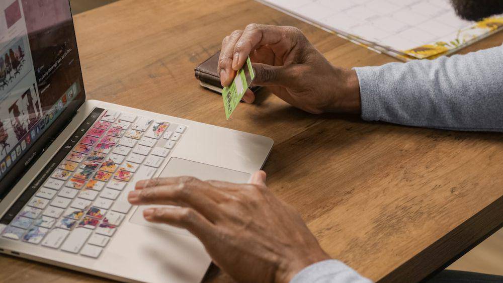 Ilustrasi membeli tiket secara online (pexels.com/Kindel Media)