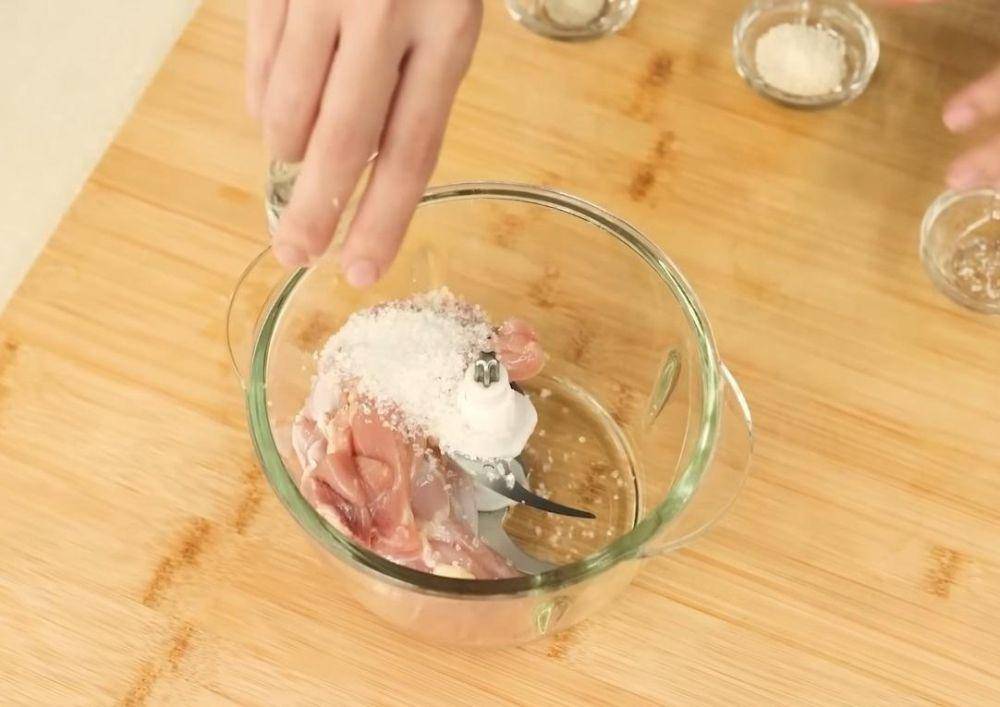 Proses pembuatan isian dimsum (dok. YouTube.com/Devina Hermawan)