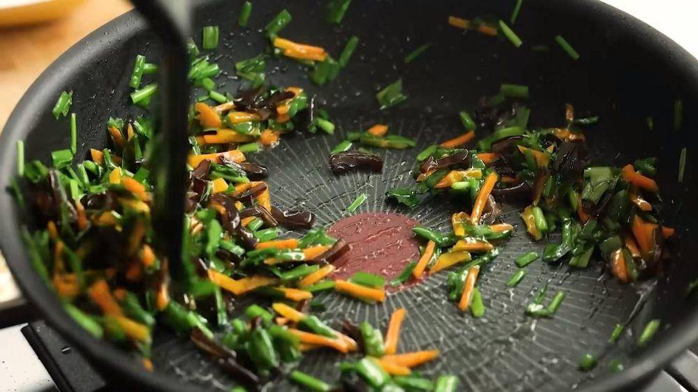 Proses menumis sayur. (dok. YouTube.com/Devina Hermawan)