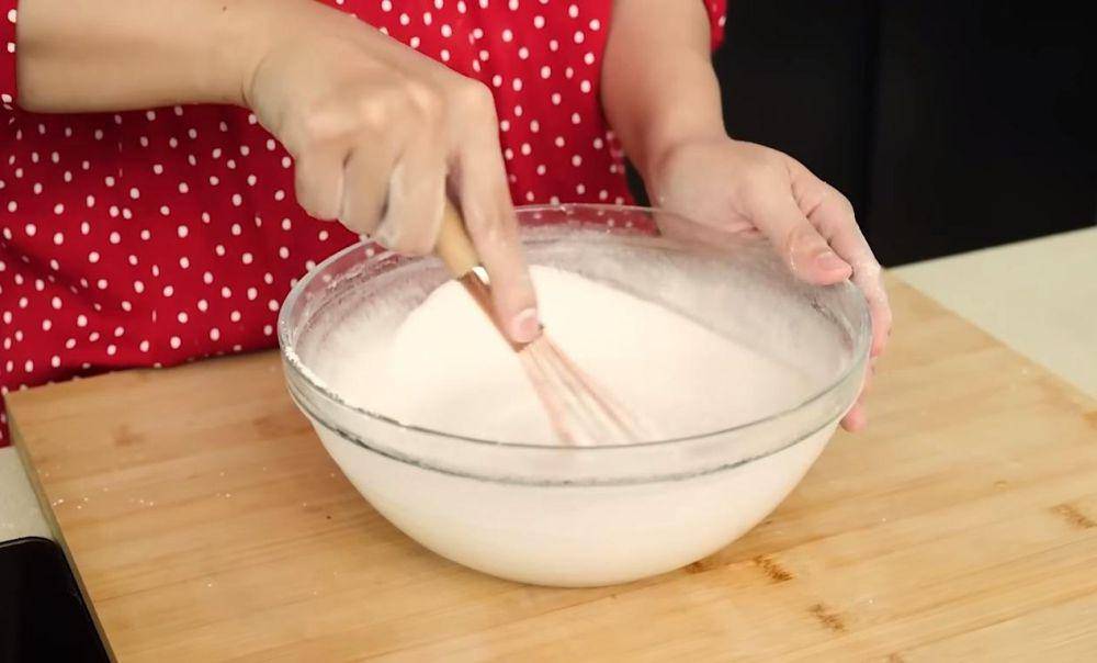 Proses pembuatan kulit dimsum. (dok. YouTube.com/Devina Hermawan)
