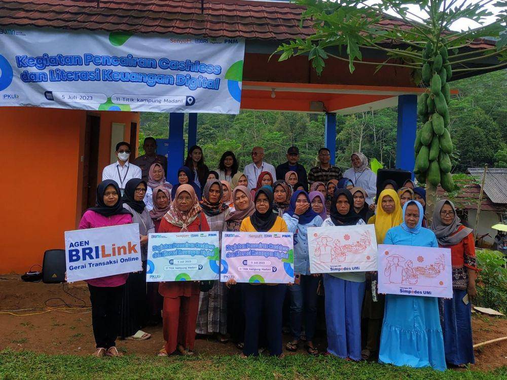 PT Permodalan Nasional Madani (PNM) pelatihan literasi keuangan digital dan pencairan secara non-tunai kepada 1.700 nasabah PNM Mekaar secara serentak di 12 titik Kampung Madani yang tersebar di seluruh Indonesia, Rabu (5/7). (Dok. PNM)