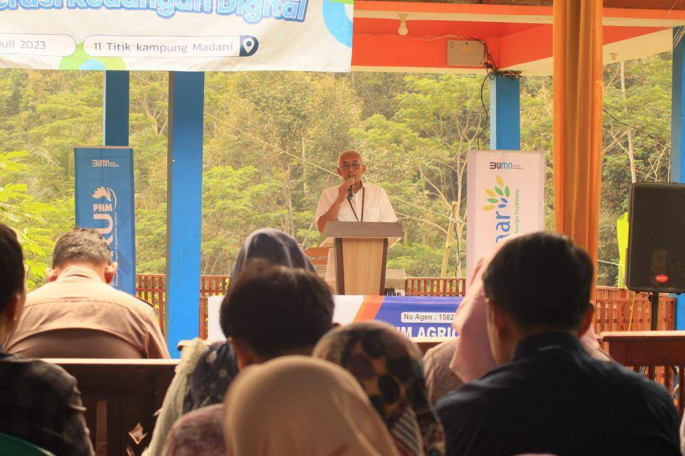 PT Permodalan Nasional Madani (PNM) pelatihan literasi keuangan digital dan pencairan secara non-tunai kepada 1.700 nasabah PNM Mekaar secara serentak di 12 titik Kampung Madani yang tersebar di seluruh Indonesia, Rabu (5/7). (Dok. PNM)