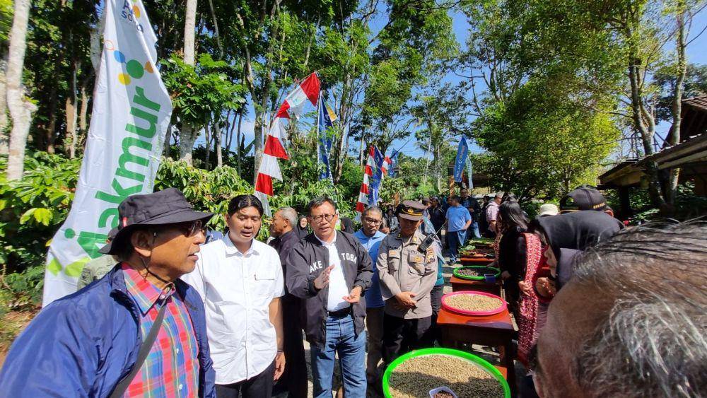 Perhutani, Pupuk Kalimantan Timur (PKT), BNI, PTPN, hingga BUMN lain memberikan fasilitas bagi perkebunan kopi rakyat untuk bisa meningkatkan produktivitas. (dok. Perhutani)