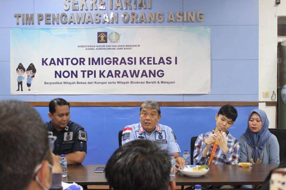 Kantor Imigrasi kelas I non TPI Karawang memulangkan anak WN Taiwan yang sempat dirawat mantan TWK di Karawang (dok. Dirjen Imigrasi Kemenkumham)