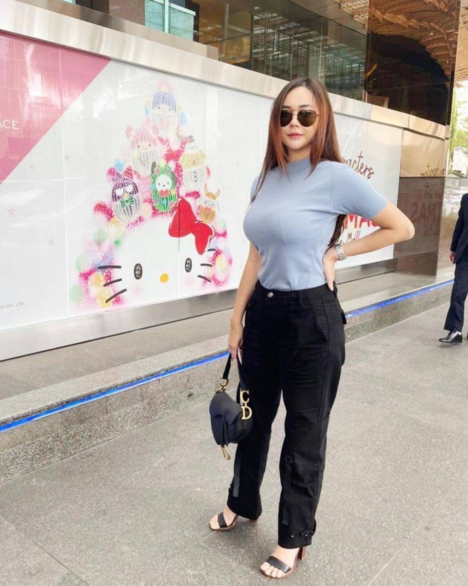 OOTD Celana Panjang ala Aura Kasih (instagram.com/aurakasih)