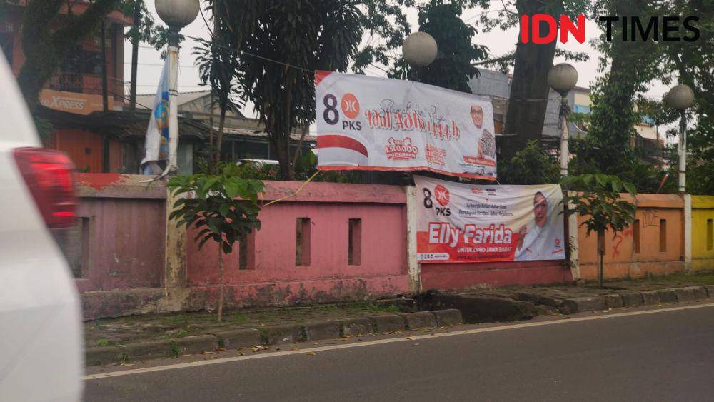 Spanduk Bacaleg Elly Farida istri Wali Kota Depok yang terpasang di pagar pembatas jembatan, Jalan Raya Sawangan, Kecamatan Pancoran Mas, Kota Depok. (IDNTimes/Dicky)