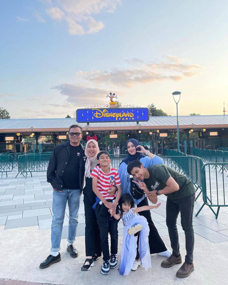 potret Soleh Solihun dan keluarga liburan di Paris (instagram.com/solehsolihun)