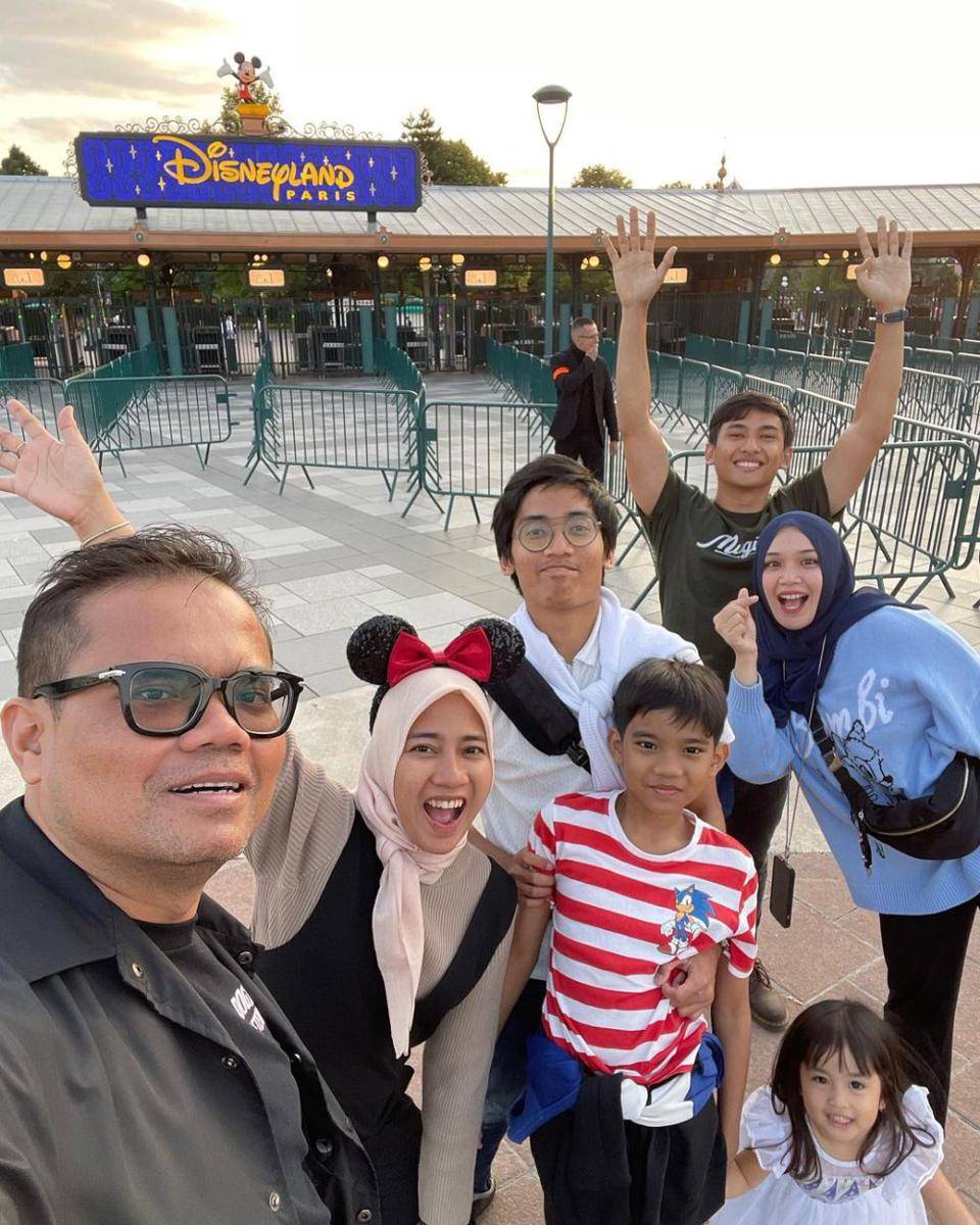 potret Soleh Solihun dan keluarga liburan di Paris (instagram.com/solehsolihun)