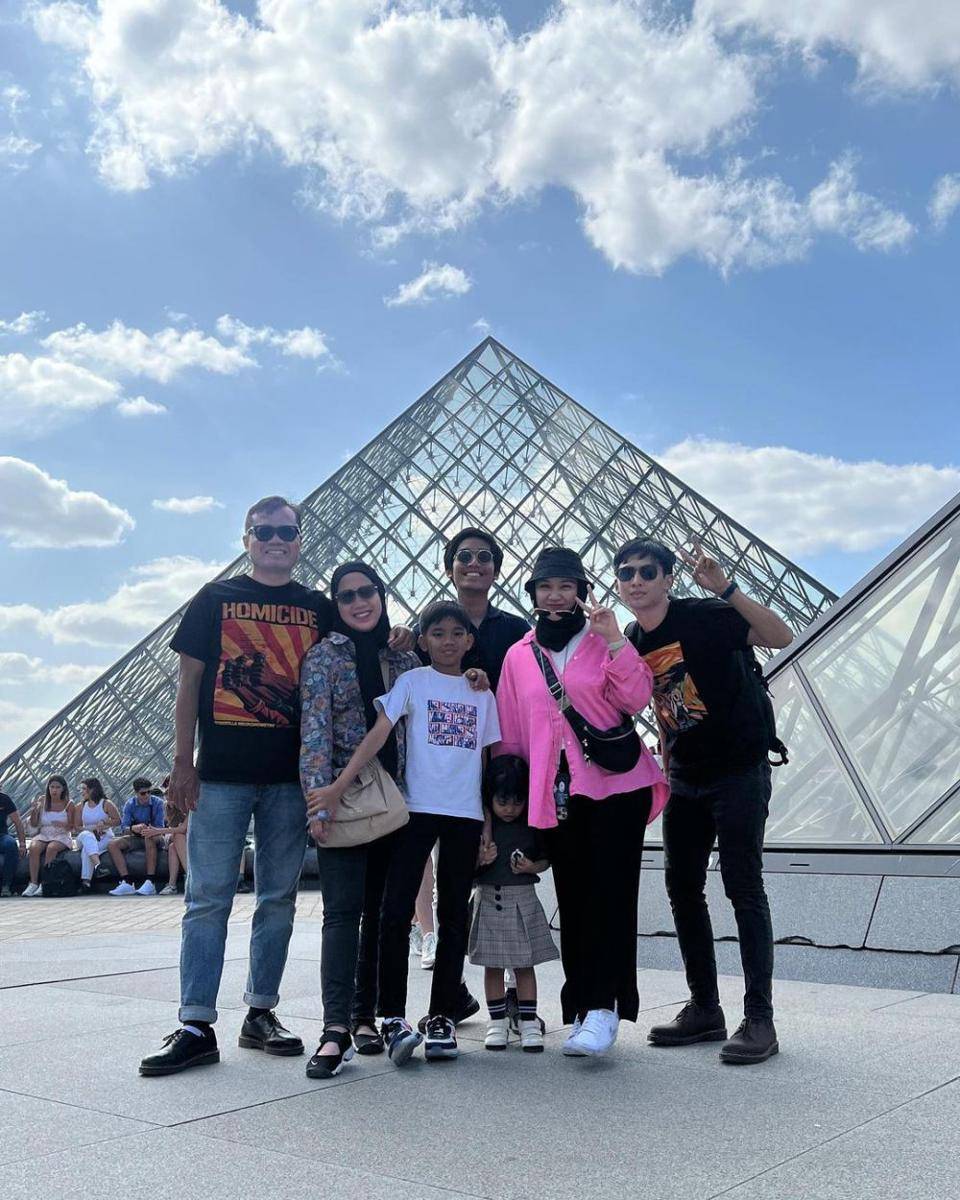 potret Soleh Solihun dan keluarga liburan di Paris (instagram.com/solehsolihun)